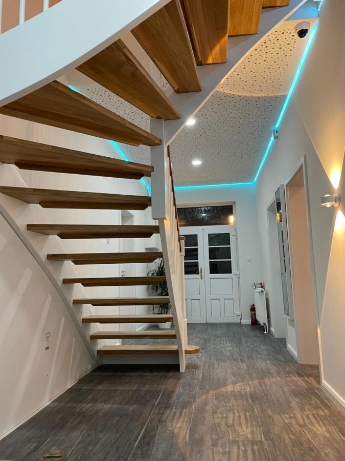Citygluecknms - Direkt Am Bahnhof Und Einkaufszentrum Neumünster Esterno foto